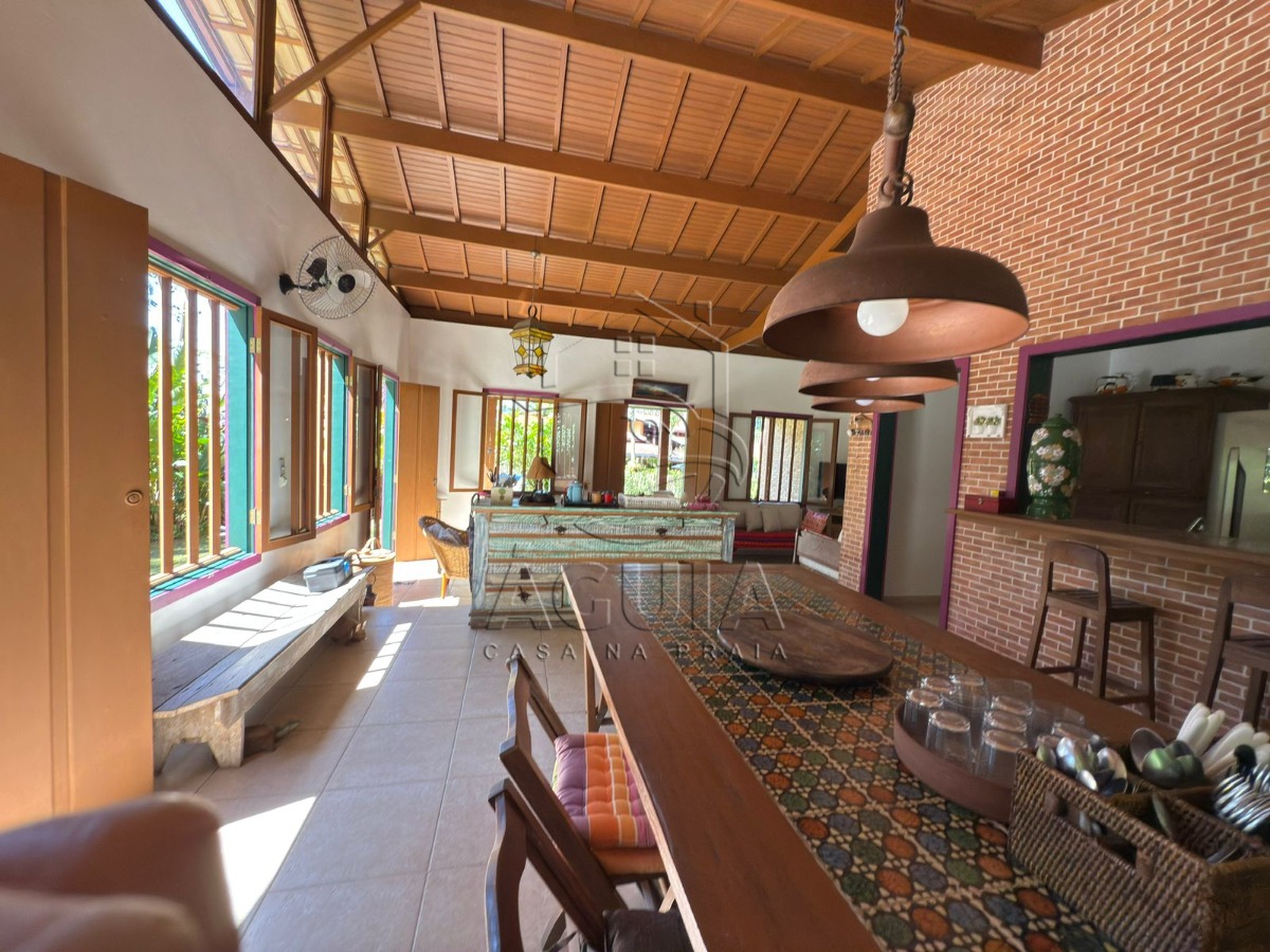 Casa Ampla em Condomínio Fechado Conforto, Espaço e Lazer a Poucos Minutos da Praia