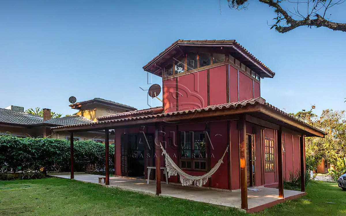 Linda Casa em Condomínio com Jardim Na Praia Dura à 300 Metros da Praia!